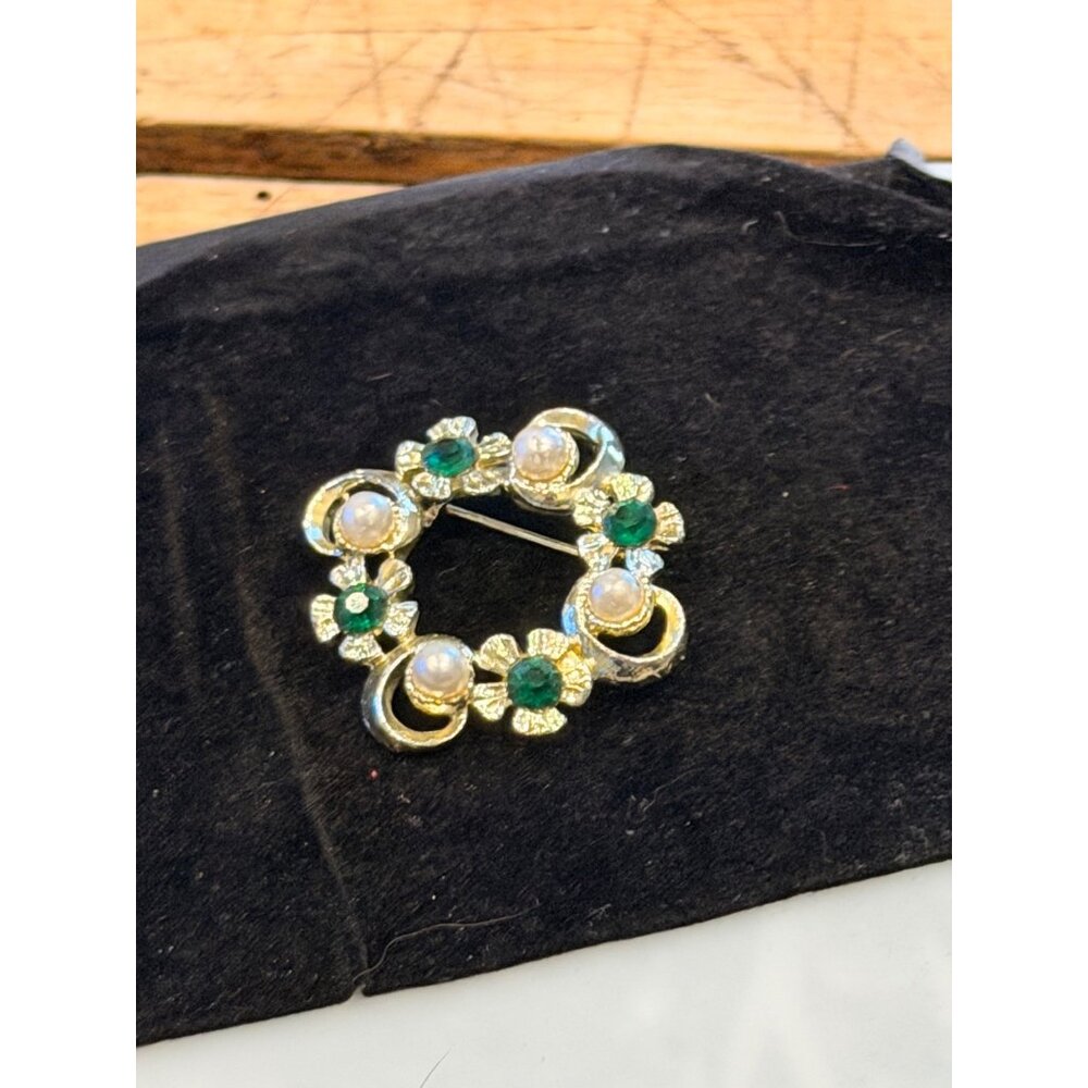 Vintage Gold-Tone Floral Brooch With Faux Pearls & Green Rhinestones Circular De - Picture 6 of 8